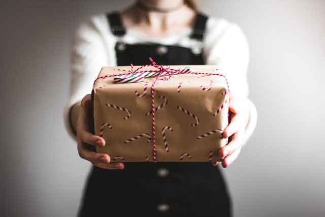pronomi personali oggetto in inglese - He buys her a present